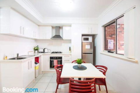 Deluxe Stays McMillan Holiday Apartments With Complimentary Parking & Netflix - Accommodation Daintree 5