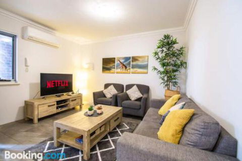 Deluxe Stays McMillan Holiday Apartments With Complimentary Parking & Netflix - Accommodation Daintree 0
