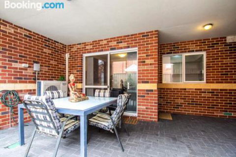 Deluxe Stays McMillan Holiday Apartments With Complimentary Parking & Netflix - Accommodation Daintree 6