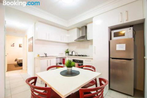 Deluxe Stays McMillan Holiday Apartments With Complimentary Parking & Netflix - Accommodation Daintree 3