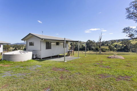 Valley Cabins By The Creek - Accommodation Daintree 3