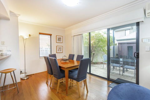 Coode Street Townhouse - Accommodation Daintree 6