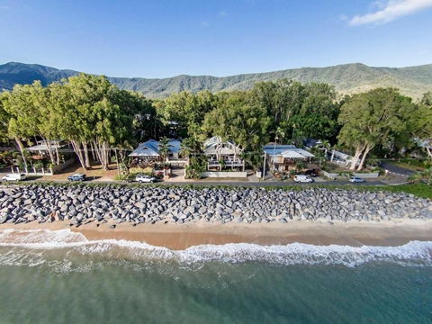 Decked Out By The Sea - Accommodation Daintree 4