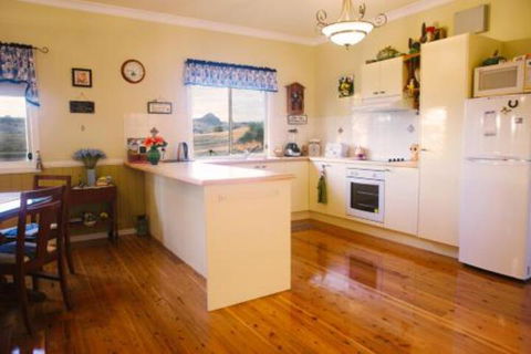 Milford Country Cottages - Accommodation Daintree 4