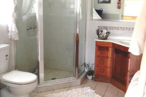 Milford Country Cottages - Accommodation Daintree 5