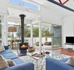 The Boathouse comfortable beachfront home - Accommodation Daintree