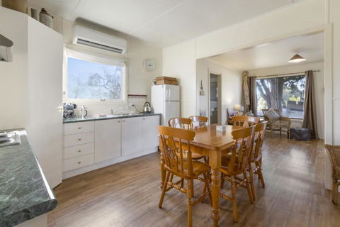 Katisha Cottage Pet Friendly & Close To Town - Accommodation Daintree 2
