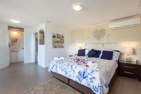 Absolute Oceanfront Cottage - Accommodation Daintree 2
