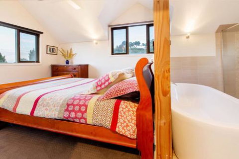 BAY VIEWS On MANNA DROMANA - Accommodation Daintree 1