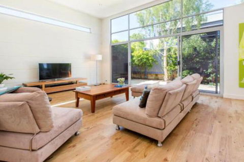 PALM COURT RETREAT MORNINGTON - Accommodation Daintree 0