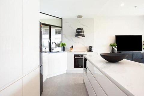 THE HYDEAWAY LUXE HYDE PARK CITY APARTMENT Hosted By LAbode Accommodation - Accommodation Daintree 3