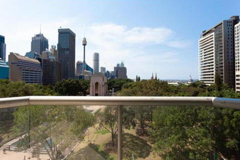 THE HYDEAWAY LUXE HYDE PARK CITY APARTMENT Hosted By LAbode Accommodation - Accommodation Daintree 4