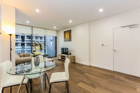 New Bright Apartment In Waterloo Near Park - Accommodation Daintree 3