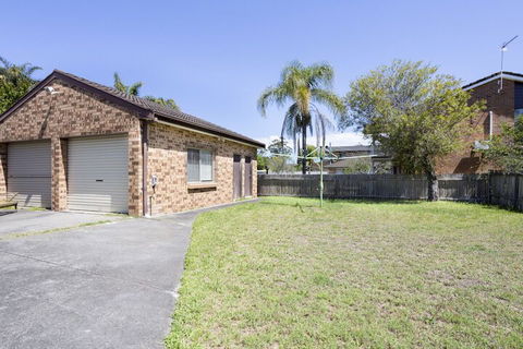 South Coast Getaway House Sleeping 8 Guests - Accommodation Daintree 1