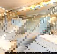 Contemporary 2 Bedroom Beachfront Apartment