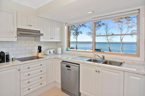 Adrift Retreat St. Georges Basin Waterfront Home - Accommodation Daintree 6