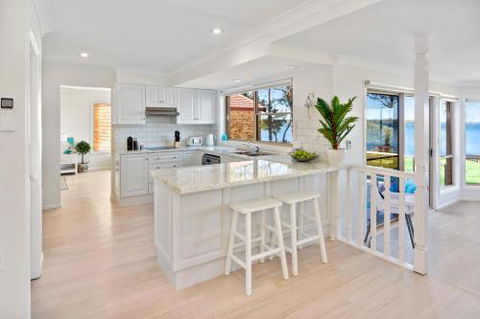 Adrift Retreat St. Georges Basin Waterfront Home - Accommodation Daintree 2