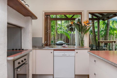 A SWEET ESCAPE Byron Surf Cottage Walk To Byron - Accommodation Daintree 1