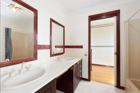 GUMS & ROSES Family Home In The Heart Of Town. - Accommodation Daintree 3