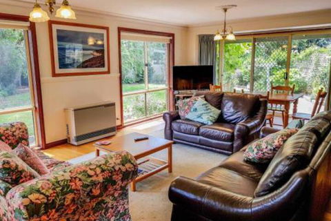 GUMS & ROSES Family Home In The Heart Of Town. - Accommodation Daintree 4