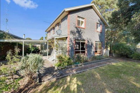 GUMS & ROSES Family Home In The Heart Of Town. - Accommodation Daintree 6