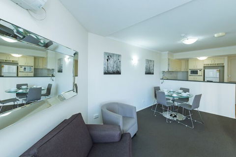 Airtrip Apartment On Edmonstone St - Accommodation Daintree 6