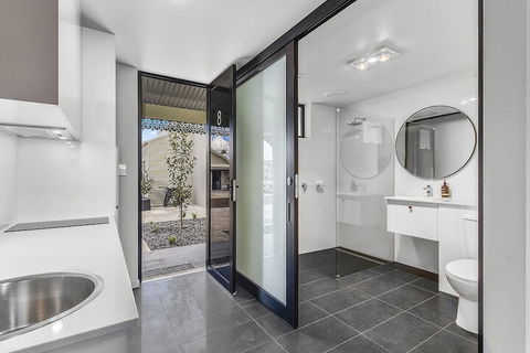 Aloha Central Premium Studios - Accommodation Daintree 7