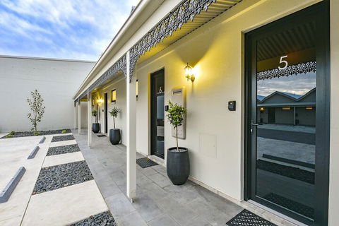 Aloha Central Premium Studios - Accommodation Daintree 1