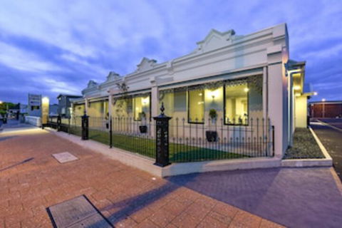 Aloha Central Premium Studios - Accommodation Daintree 0