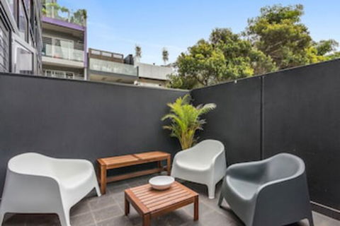 GRATTAN A Premier Location & Modern Space - Accommodation Daintree 0