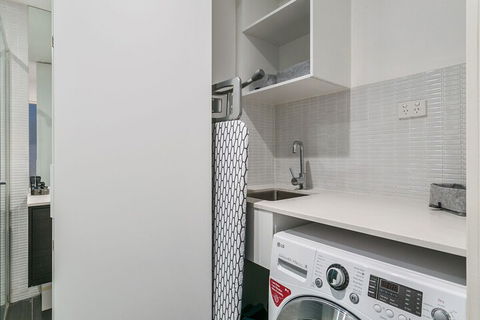 GRATTAN A Premier Location & Modern Space - Accommodation Daintree 5