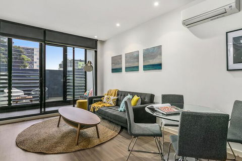 GRATTAN A Premier Location & Modern Space - Accommodation Daintree 3