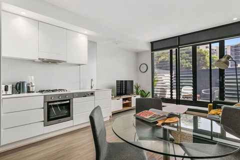 GRATTAN A Premier Location & Modern Space - Accommodation Daintree 4