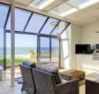 Whispering Sands 10 Sandy Point Road Luxury waterfront home with aircon WIFI  Foxtel