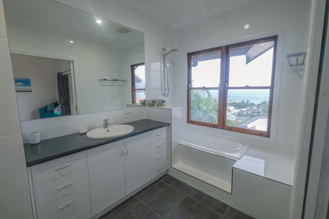 Absolute Airlie Central Airlie Beach - Accommodation Daintree 6
