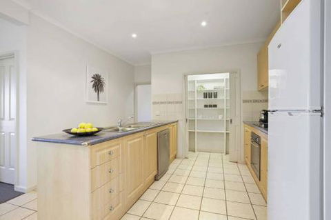 APOLLO BAY HOLIDAY HOUSE Walk To Beach + Wifi - Accommodation Daintree 3