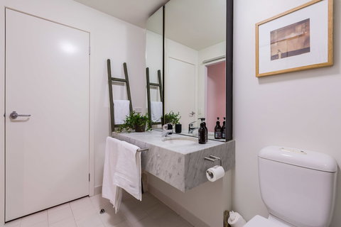 Auguste 2 BDR Melbourne Apartment - Accommodation Daintree 3