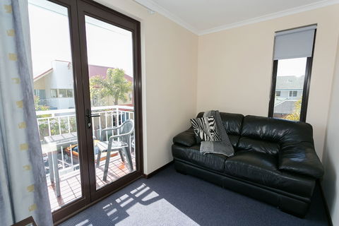 Dolphin Lodge - Accommodation Daintree 2