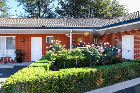 Akuna Motor Inn And Apartments - Accommodation Daintree 0