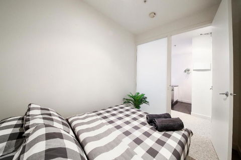 A Spacious & Central 2BR Apt Near Flinders Station - Accommodation Daintree 1