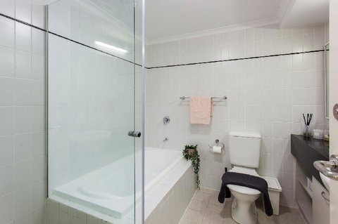 A Comfy 2BR Home Top Location FREE Parking - Accommodation Daintree 5