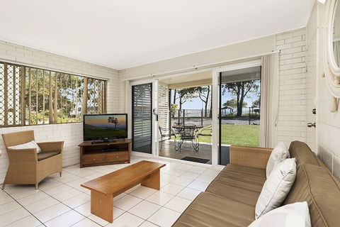 Ground Floor Air Conditioned Fabulous Waterviews Overlooking Pumicestone Passage - Accommodation Daintree 3