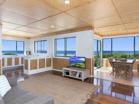 WHITE WAVES 6 OCEAN VIEWS FROM BEACHFRONT BALCONY - Accommodation Daintree 2