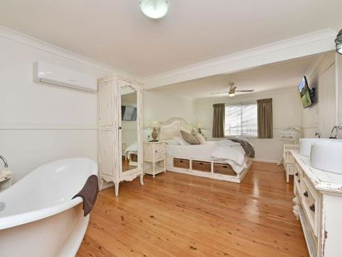 Olive Grove Villa 3 Suite With Large Bath - Accommodation Daintree 2
