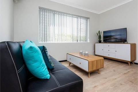 Contemporary 1BR Apartment - Near The City - Accommodation Daintree 1