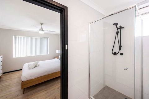Contemporary 1BR Apartment - Near The City - Accommodation Daintree 2