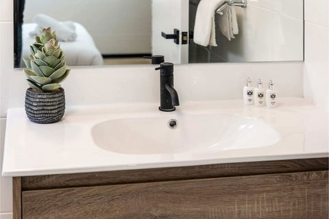 Contemporary 1BR Apartment - Near The City - Accommodation Daintree 0