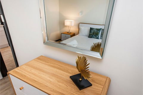 Contemporary 1BR Apartment - Near The City - Accommodation Daintree 4