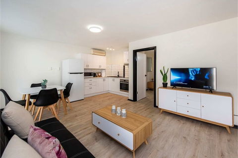 Convenient 1BR Apartment Close To Foreshore & Cbd - Accommodation Daintree 4