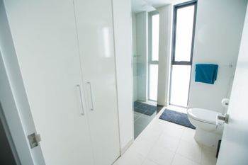 Spacious Apartment Close To Melbourne CBD - Accommodation Daintree 5